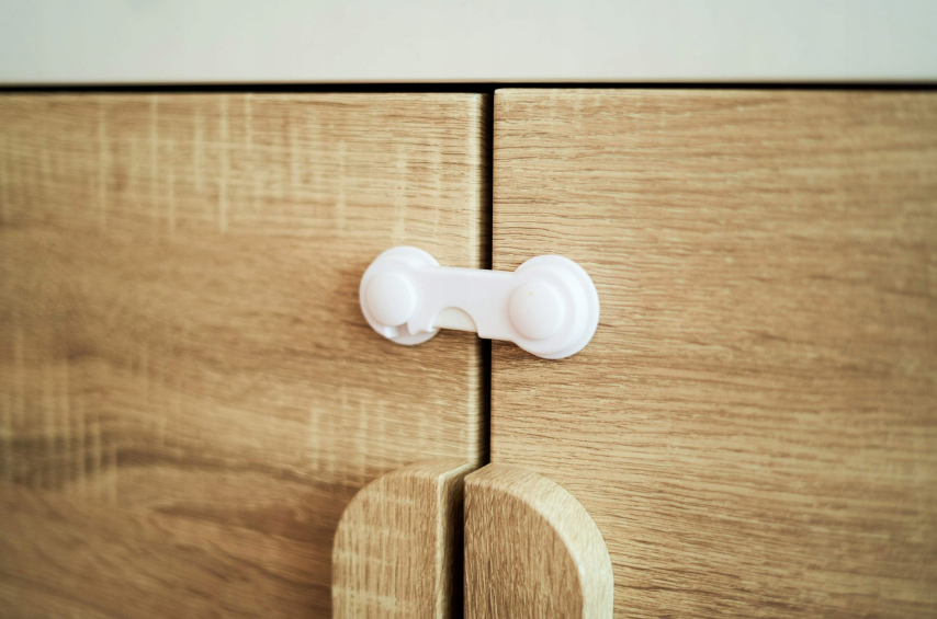 Bezpečnostný zámok na skrinky a nábytkové zásuvky, 10 ks