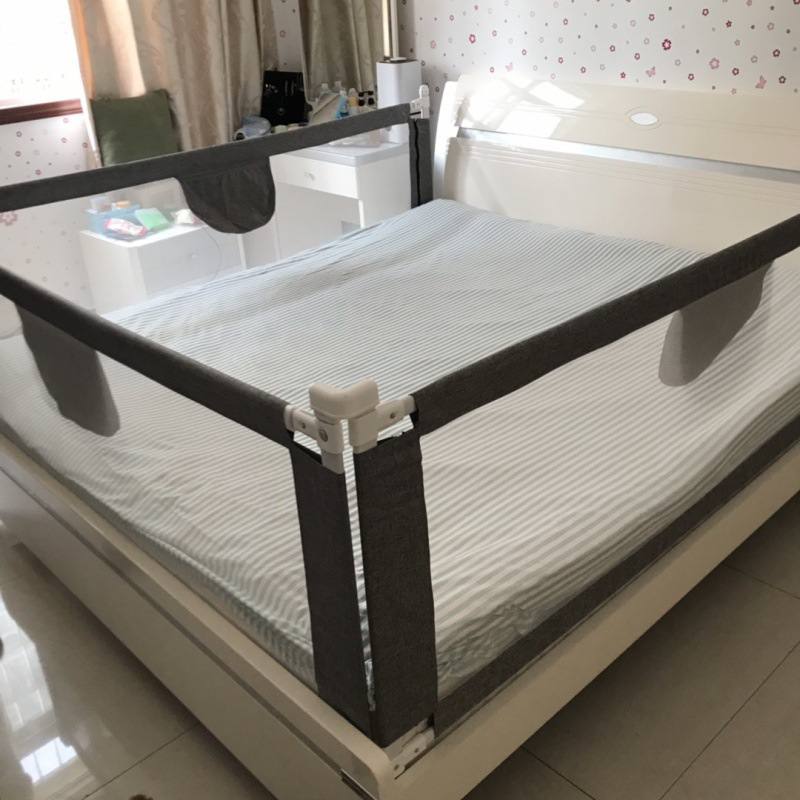 Protective railing on the bed